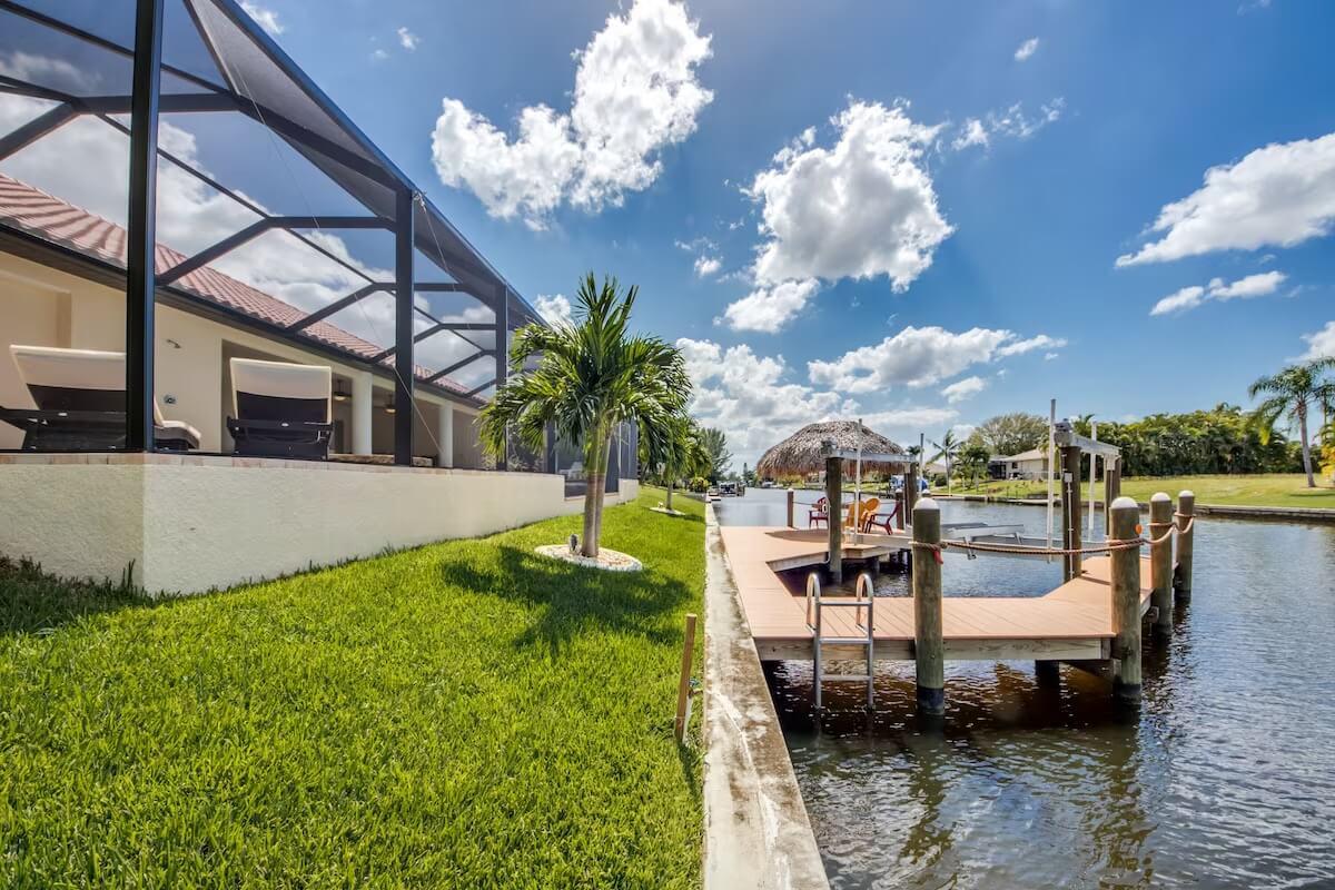 Luxusní vila na kanálu s bazénem