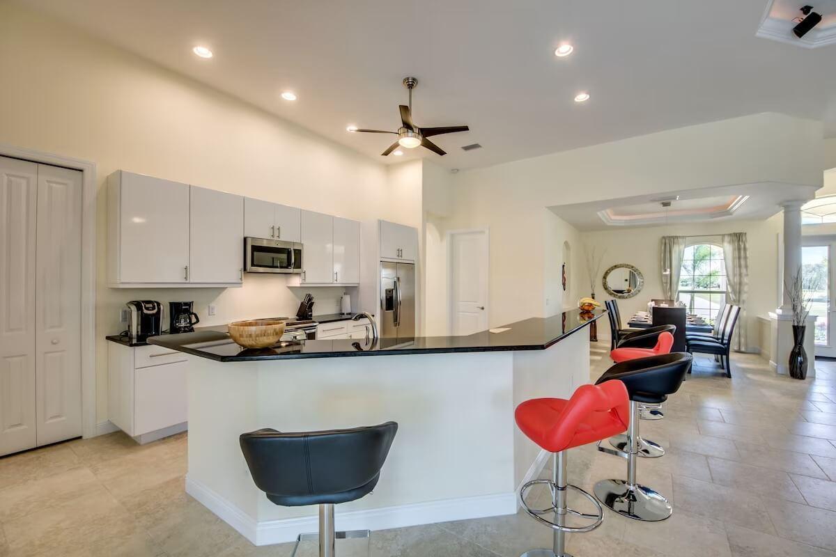 Luxusní vila na kanálu s bazénem