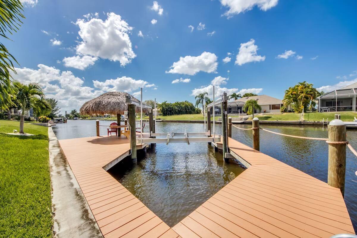 Luxusní vila na kanálu s bazénem