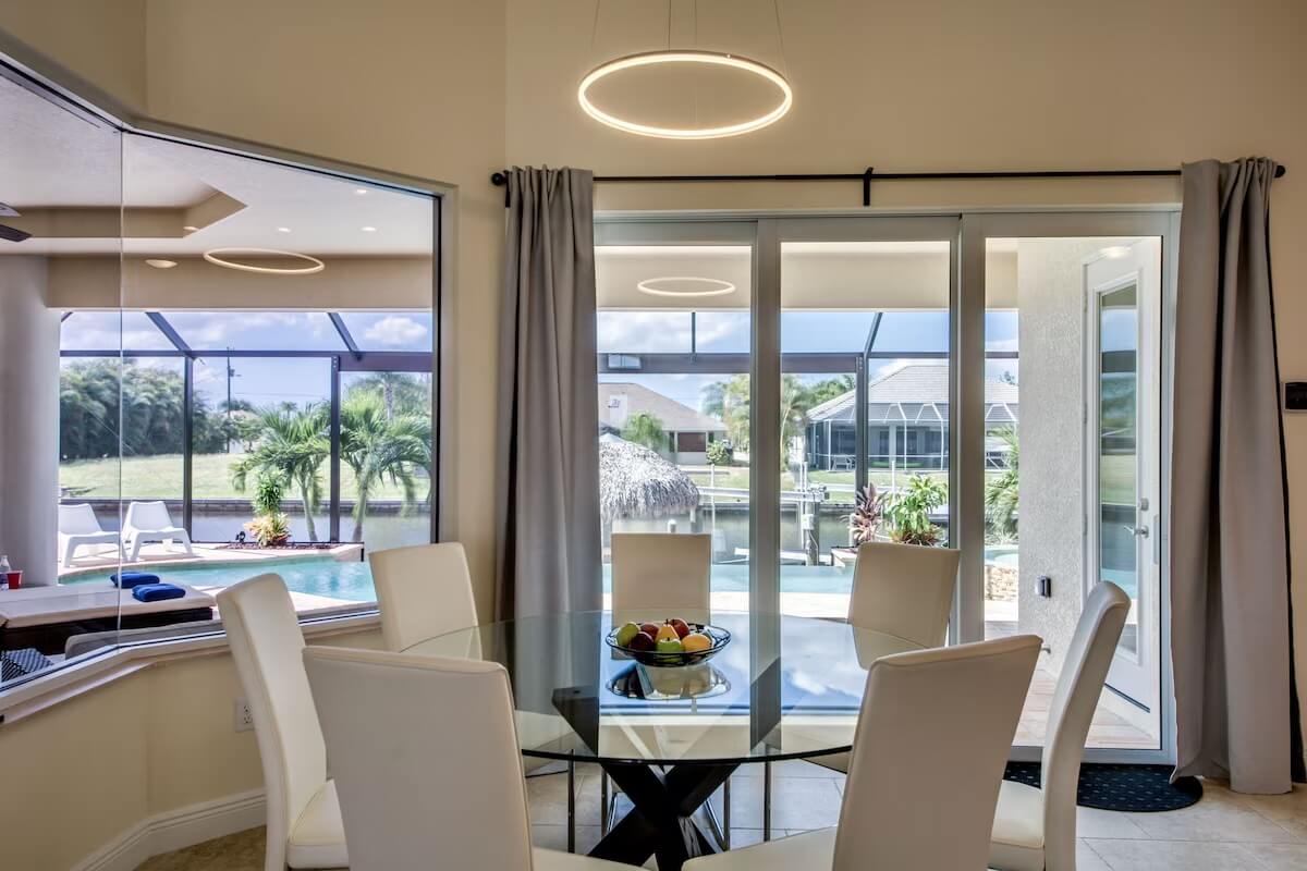 Luxusní vila na kanálu s bazénem