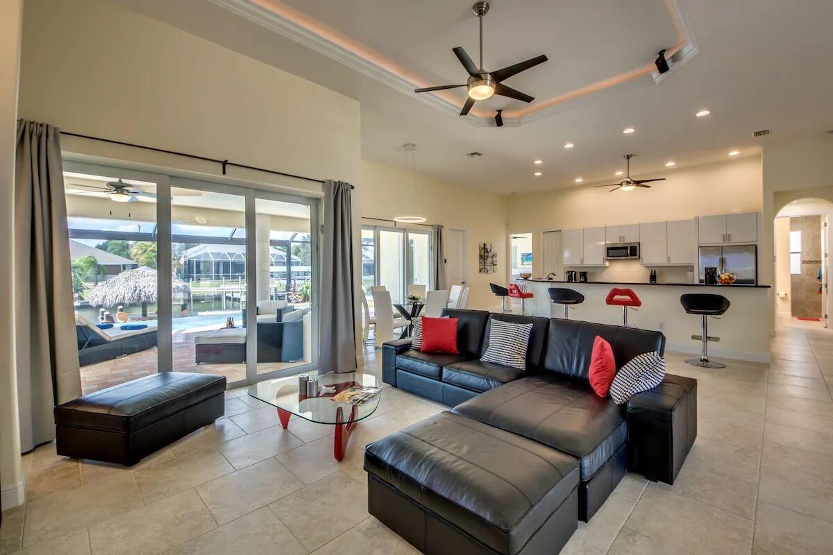 Luxusní vila na kanálu s bazénem