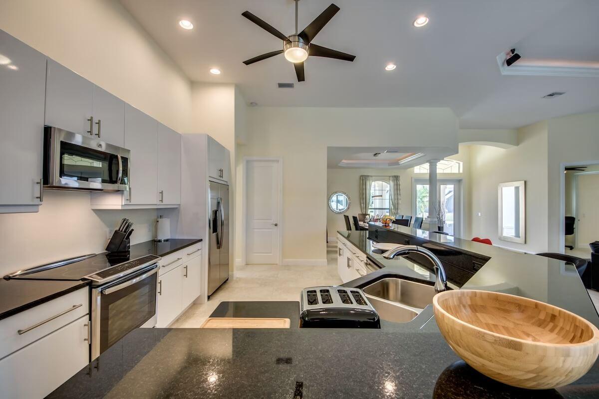 Luxusní vila na kanálu s bazénem