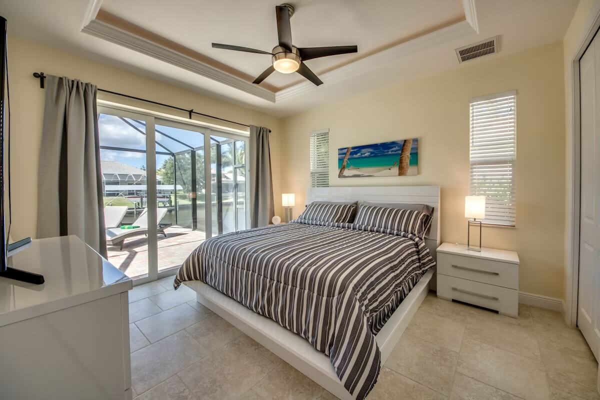 Luxusní vila na kanálu s bazénem