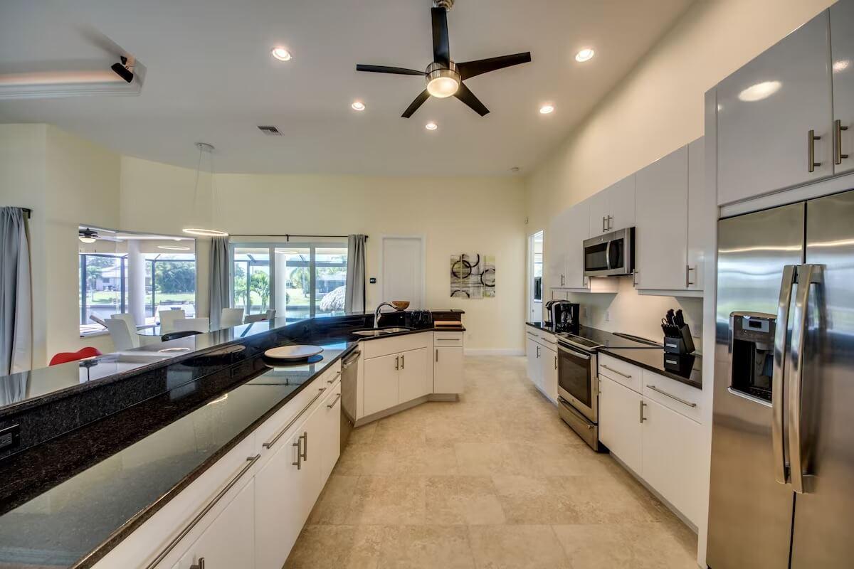 Luxusní vila na kanálu s bazénem