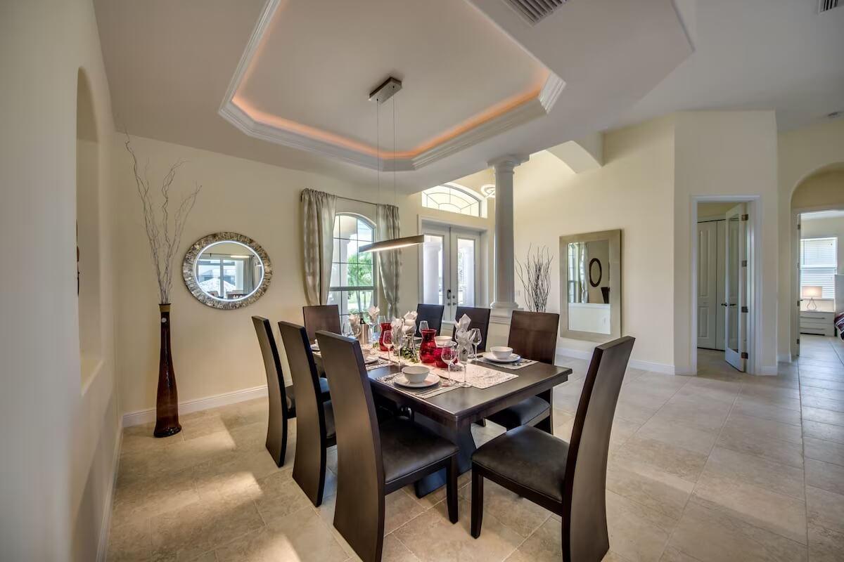 Luxusní vila na kanálu s bazénem