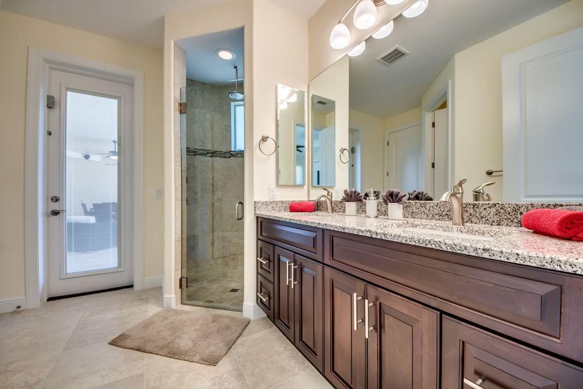 Luxusní vila na kanálu s bazénem