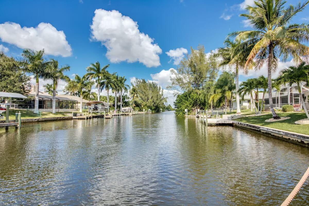 Luxusní vila na kanálu s bazénem