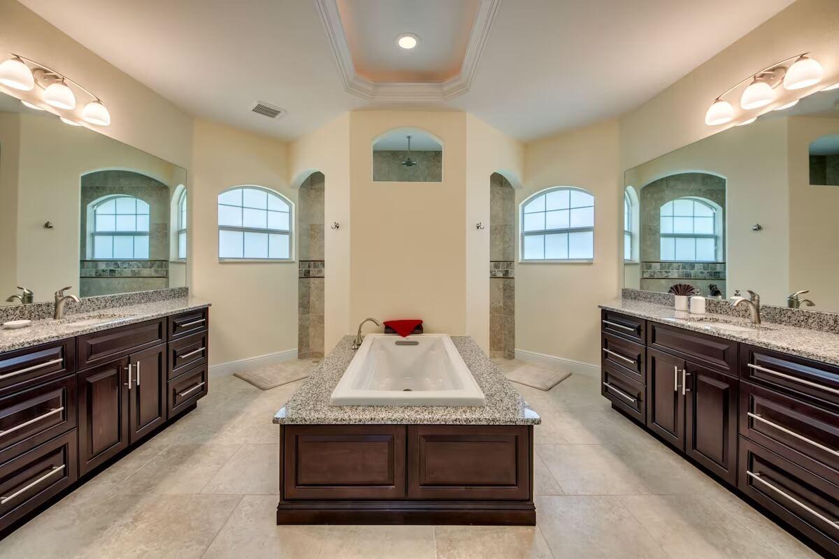 Luxusní vila na kanálu s bazénem