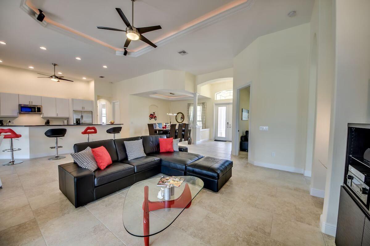 Luxusní vila na kanálu s bazénem