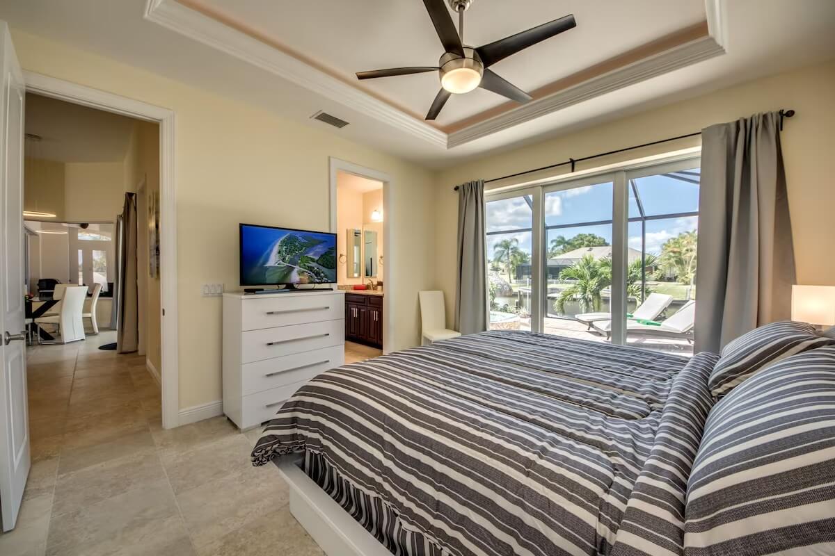 Luxusní vila na kanálu s bazénem