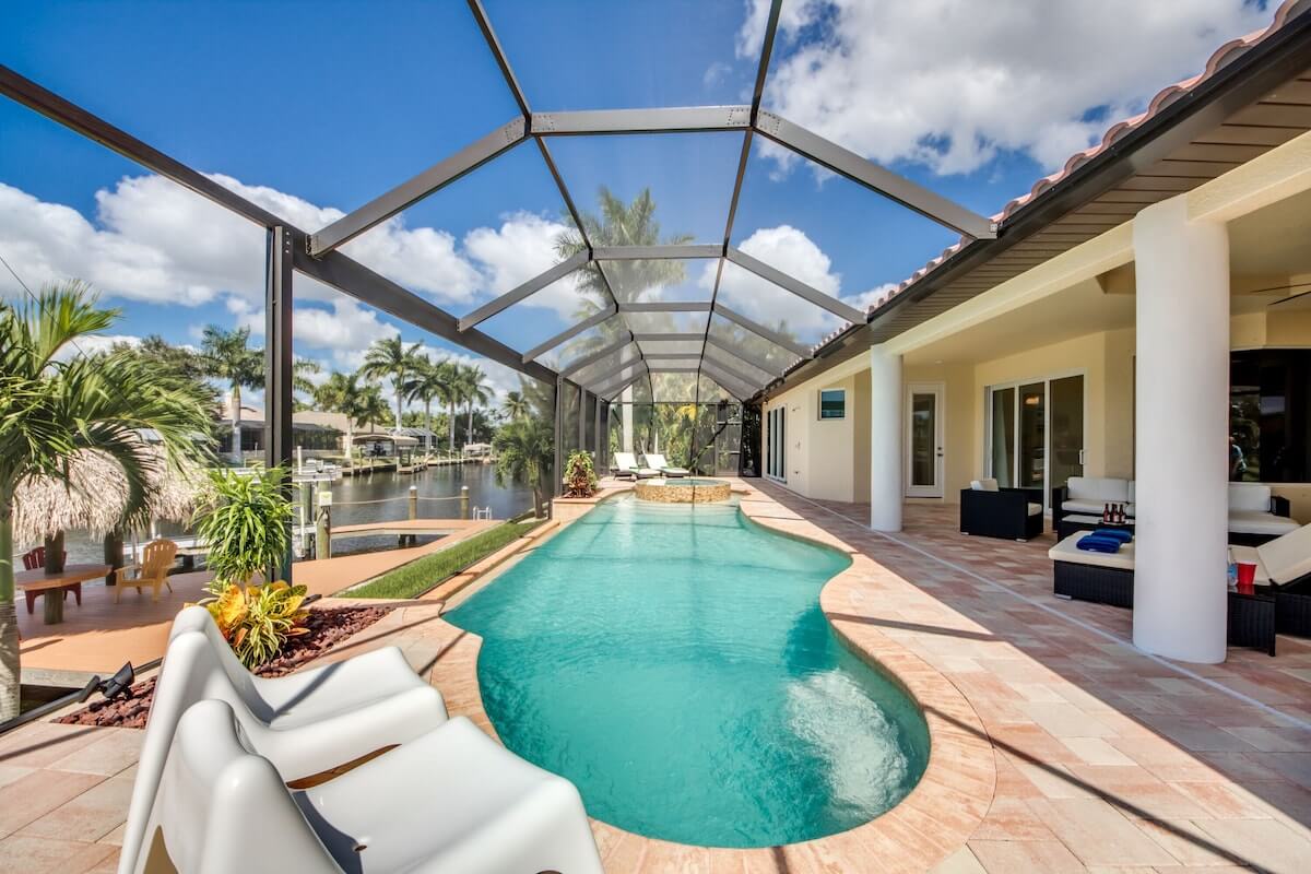 Luxusní vila na kanálu s bazénem