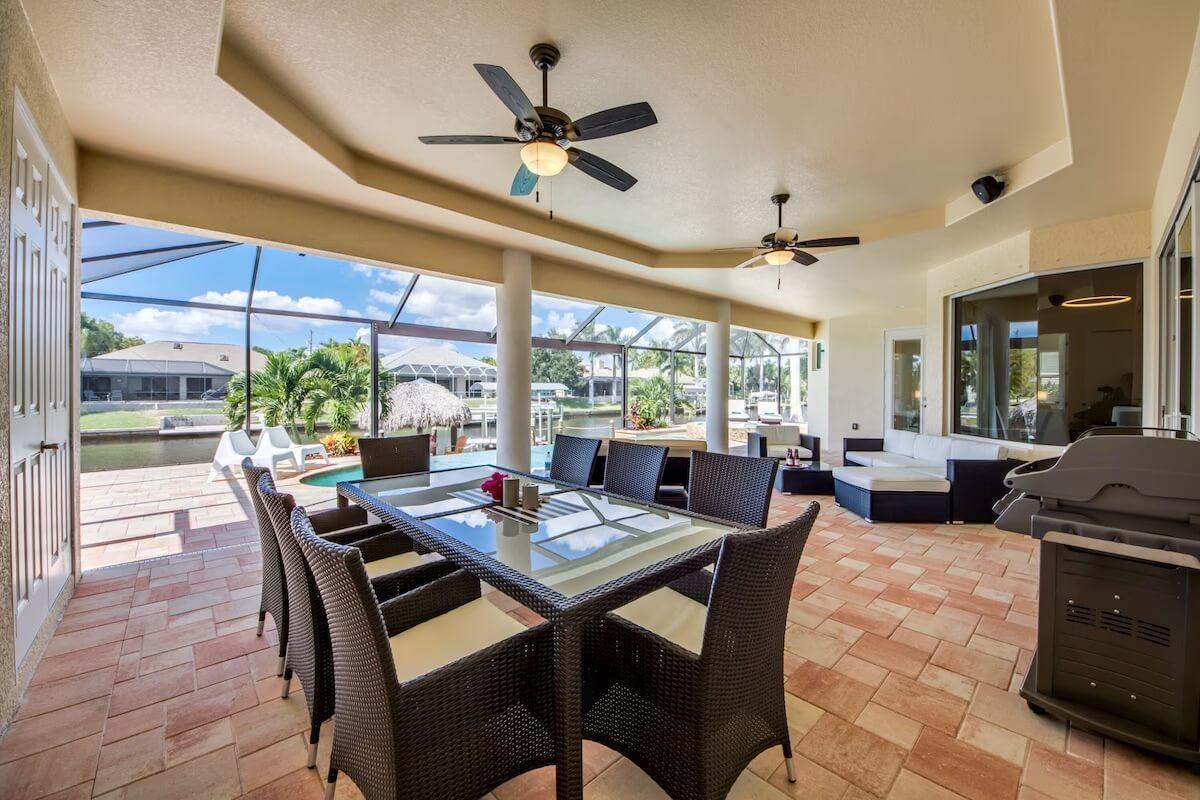 Luxusní vila na kanálu s bazénem