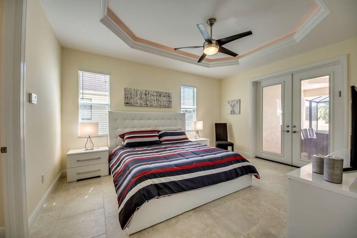 Luxusní vila na kanálu s bazénem