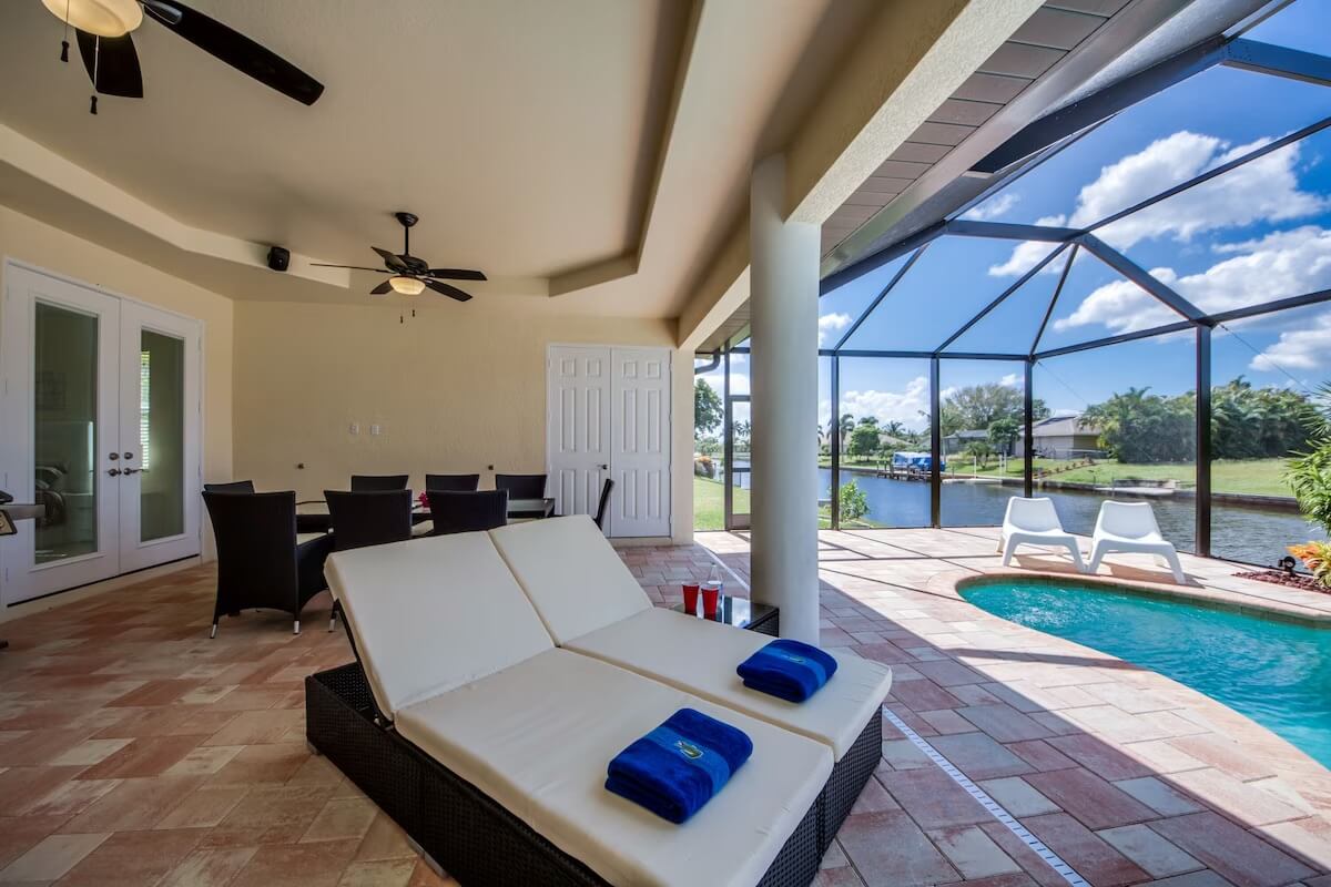 Luxusní vila na kanálu s bazénem