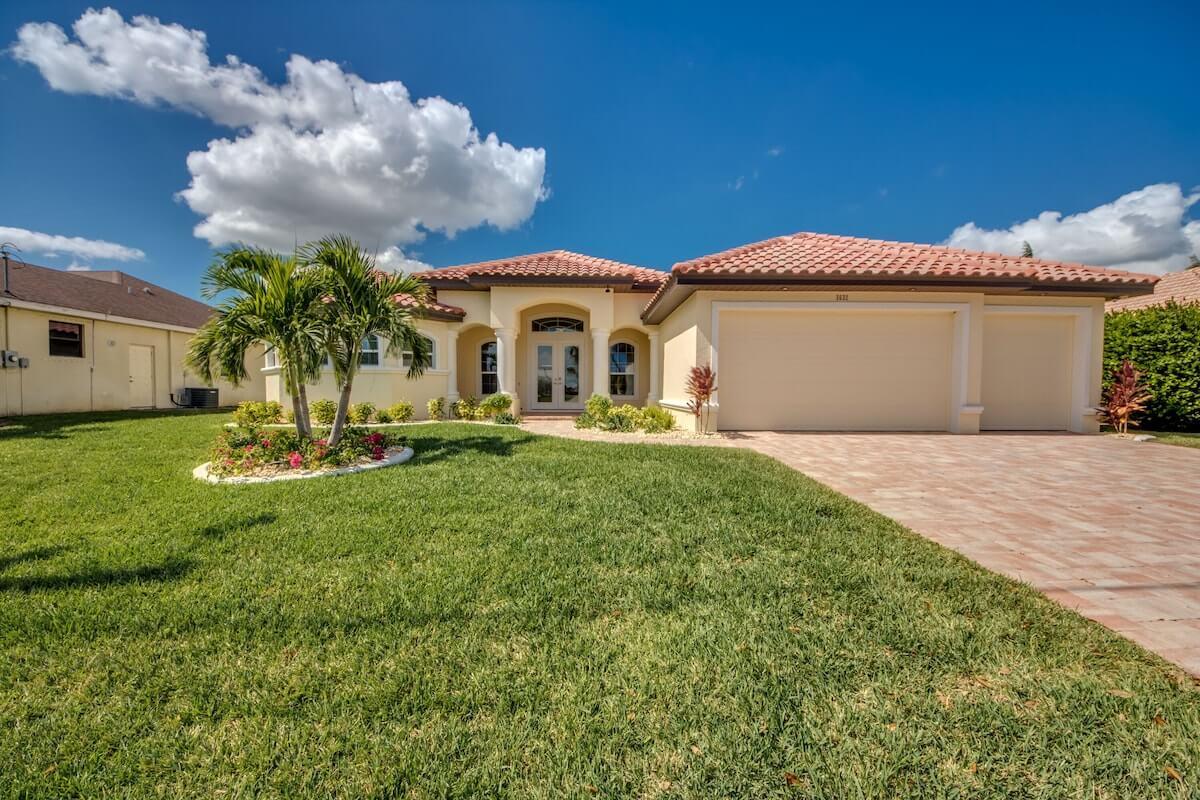 Luxusní vila na kanálu s bazénem