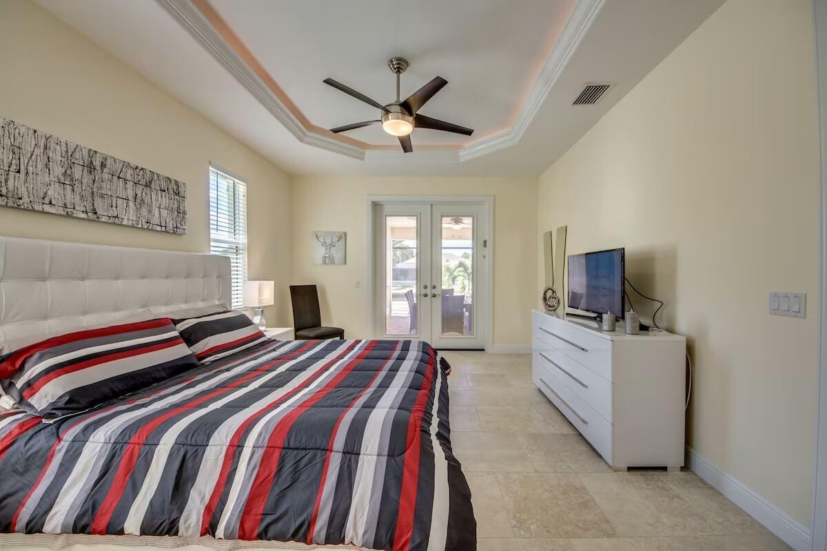 Luxusní vila na kanálu s bazénem