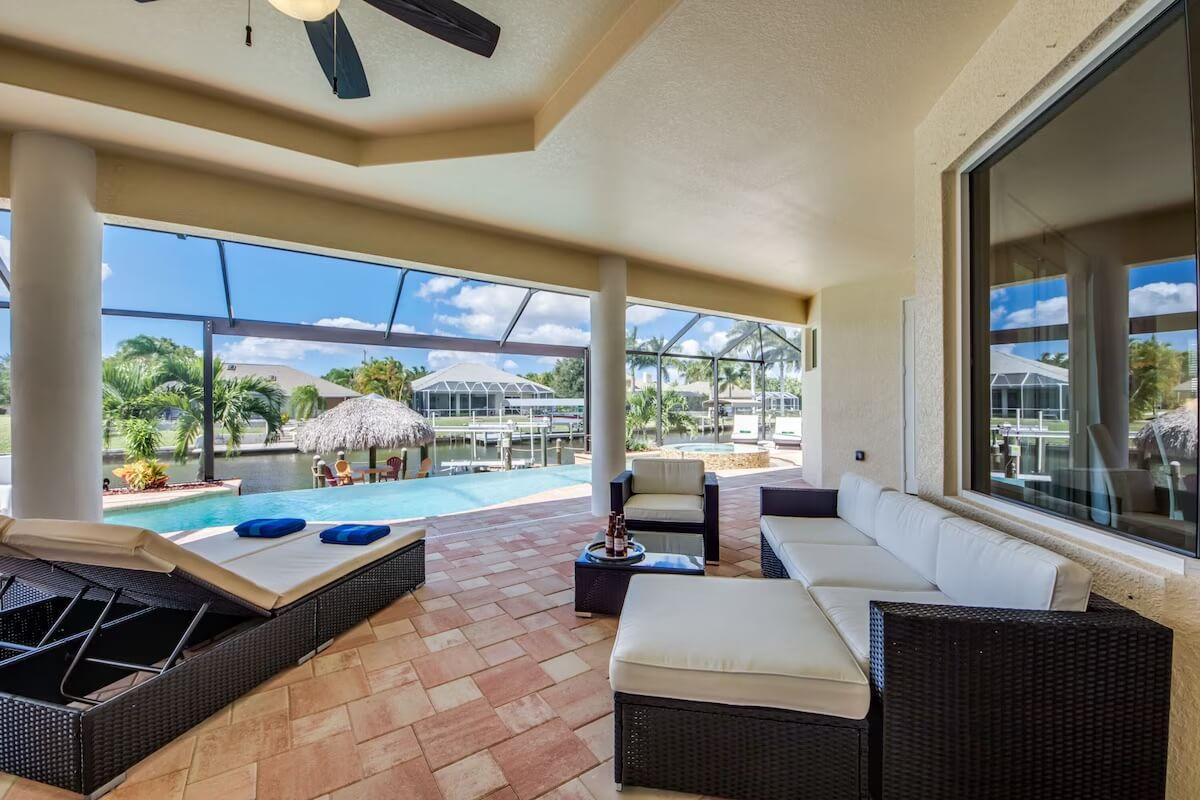 Luxusní vila na kanálu s bazénem