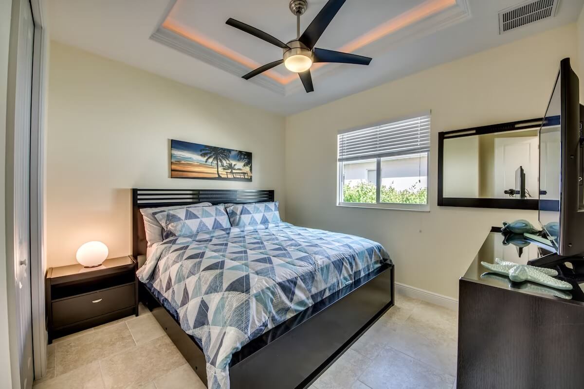 Luxusní vila na kanálu s bazénem