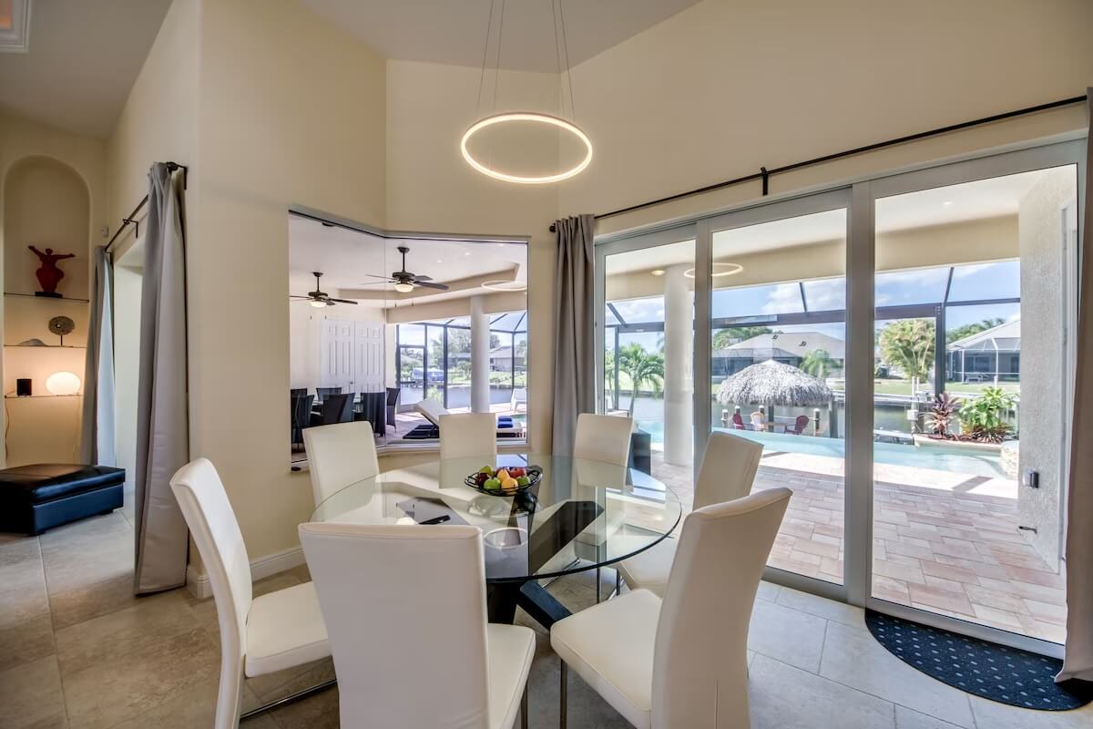 Luxusní vila na kanálu s bazénem