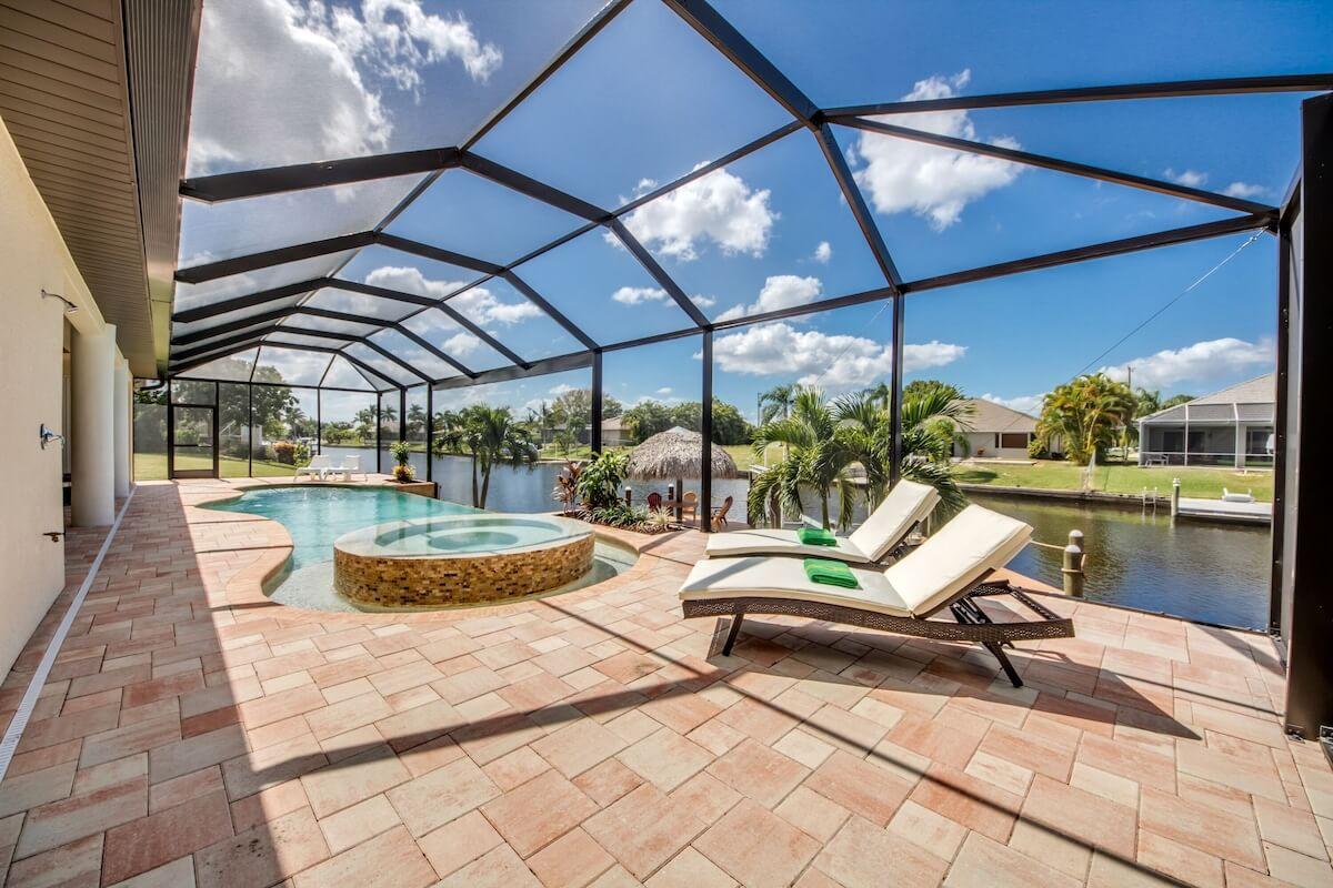 Luxusní vila na kanálu s bazénem